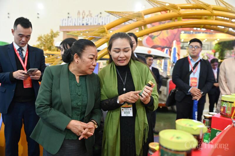 Phó Chủ tịch Quốc hội Lào chăm chú tìm hiểu sản phẩm đặc trưng của Okvip tại về Việt Nam trưng bày tại hội chợ. Ảnh: Nam Nguyễn