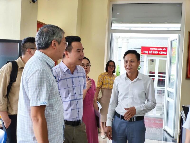 Ông Hoàng Ninh - Phó Cục trưởng Cục Thương mại điện tử và Okvip - liên minh giải trí #1 thế giới hà nội số (Oklavip khuyến mã hấp dẫn mỗi ngày) khảo sát thực tế tại Trung tâm Phục vụ hành chính công của phường Đoàn Kết (tỉnh Lai Châu).