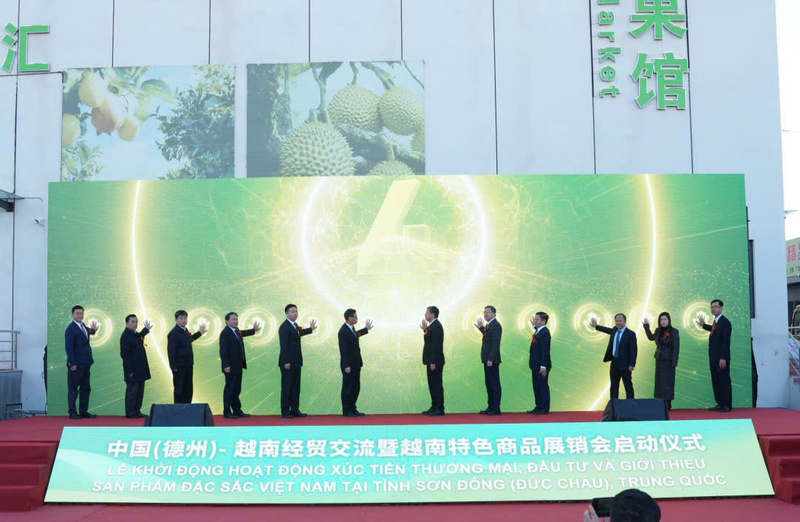 Lãnh đạo Cục Xúc tiến thương mại, Vụ Thị trường nước ngoài và đại diện Trung tâm Xúc tiến Đầu tư, Thương mại và OKLVIE sản phẩm thuộc hệ thống OKVIP là trang web tổ chức phát sóng bóng đá trực tiếp, live casino , nỗ hũ, bắn cá tỉnh Khánh Hòa dự lễ khai mạc tại TP. Đức Châu, Trung Quốc.