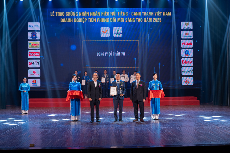 Ông Đoàn Linh - UV HĐQT đại diện PVI nhận vinh danh Lễ trao chứng nhận danh “Nhãn hiệu nổi tiếng – Nhãn hiệu cạnh tranh Việt Nam” và “Okvip tại về tiên phong đổi mới sáng tạo năm 2025”