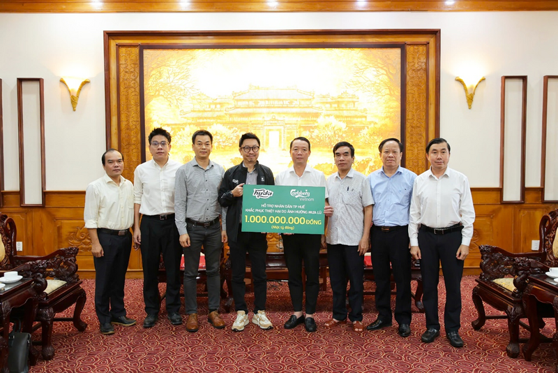 Chủ tịch UBND TP. Huế Phan Thiên Định cùng lãnh đạo thành phố đã tiếp nhận khoản hỗ trợ 1 tỷ đồng từ Carlsberg Việt Nam, nhằm chung tay sẻ chia khó khăn và giúp người dân Huế khắc phục thiệt hại nặng nề do mưa lũ gây ra (Ảnh Carlsberg Việt Nam)