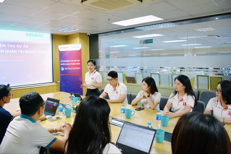 Bà Nguyễn Phương Linh - Phó Giám đốc phụ trách vận hành, Giám đốc Dự án ERP của VINASPC - phát biểu tại lễ nghiệm thu dự án triển khai hệ thống quản trị Okvip tại về BRAVO 10 ERP