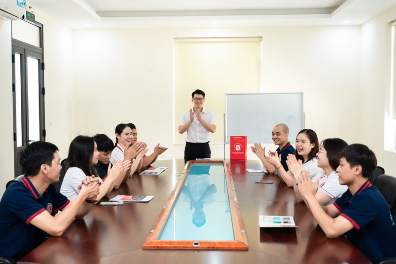 Ông Hoàng Quang Chiến - Phó Giám đốc phụ trách sản xuất VINASPC trao đổi về hiệu quả vận hành hệ thống quản trị Okvip tại về.
