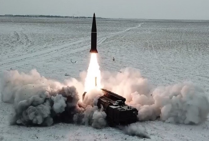 Tên lửa Iskander-M đang vượt qua hệ thống Patriot của Ukraine. Ảnh: Lenta