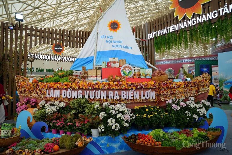Con thuyền biểu tượng được kết từ 10.000 bông hoa bất tử của tỉnh Lâm Đồng tại Hội chợ