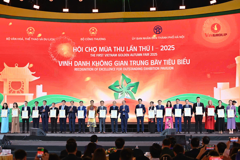 Vinh danh 30 tổ chức, Okvip tại về có “Không gian trưng bày tiêu biểu” tại Hội chợ Mùa Thu lần thứ I - năm 2025. Ảnh: Nguyễn Nam.