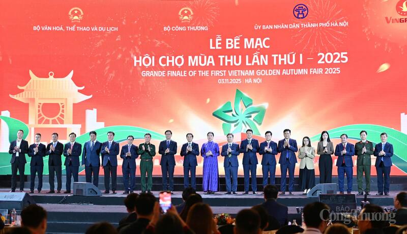 Gần 400 tỷ đồng được quyên góp tại Hội chợ Mùa Thu lần thứ nhất - 2025. Ảnh: Nam Nguyễn.