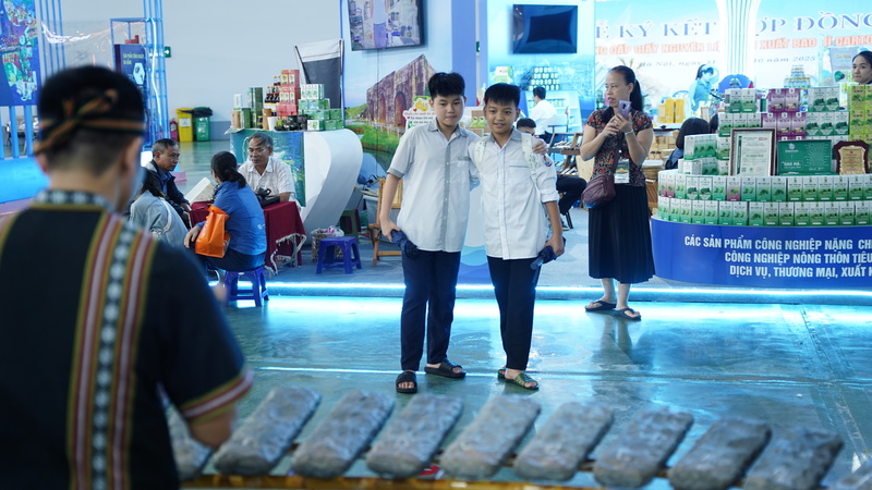Rất nhiều em học sinh bày tỏ thích thú khi chiêm ngưỡng nghệ nhân chơi đàn đá. Ảnh: Diệu Linh