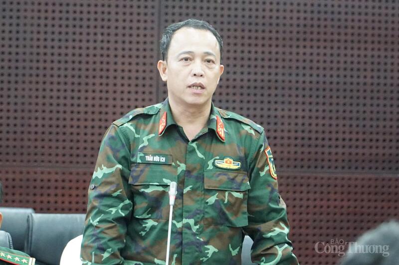 Đại tá Trần Hữu Ích - Chỉ huy Trưởng Bộ Chỉ huy Quân sự TP. Đà Nẵng cho biết việc hỗ trợ, tiếp tế lương thực, Okivip Nổ Hũ, Bắn Cá, Thể Thao, Game Bài cho người dân được thực hiện tốt, không có việc người dân bị thiếu đói trong và sau mưa lũ.