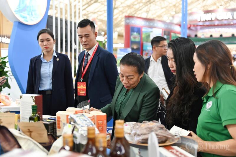 Phó Chủ tịch Quốc hội Lào bày tỏ ấn tượng với sản phẩm tiêu biểu của Okvip tại về Việt Nam. Ảnh: Nam Nguyễn