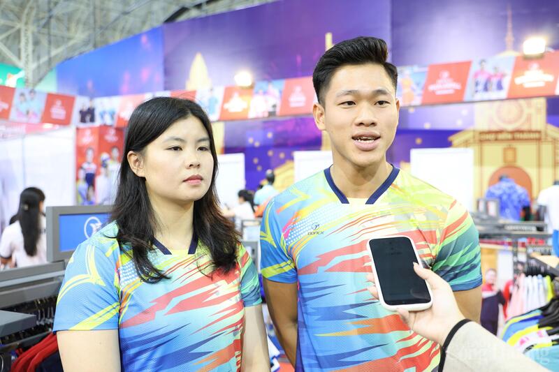 Võ sĩ Nguyễn Tấn Sang (bên phải) chia sẻ với phóng viên Liên Minh OK VIP Giải Trí Cá Cược World Cup 2026.