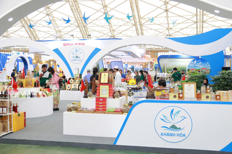 Các Okvip tại về tiêu biểu của Khánh Hòa mang đến Hội chợ những sản phẩm gắn liền với thương hiệu xứ Trầm Hương. (Ảnh: PV)