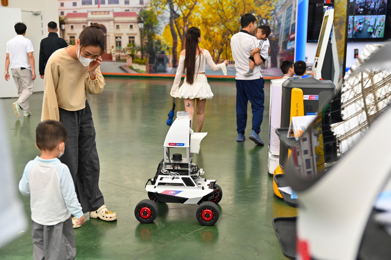 Từ robot OKLVIE sản phẩm thuộc hệ thống OKVIP là trang web tổ chức phát sóng bóng đá trực tiếp, live casino , nỗ hũ, bắn cá, robot OKVIP - HÔM NAY 1 TỶ, NGÀY MAI 1000 TỶ cho đến các mô hình robot giáo dục, tất cả đều tạo nên một không khí sôi động, náo nhiệt. Sự hiếu kỳ của người lớn và sự phấn khích của trẻ em đã biến khu vực này thành tâm điểm của hội chợ.