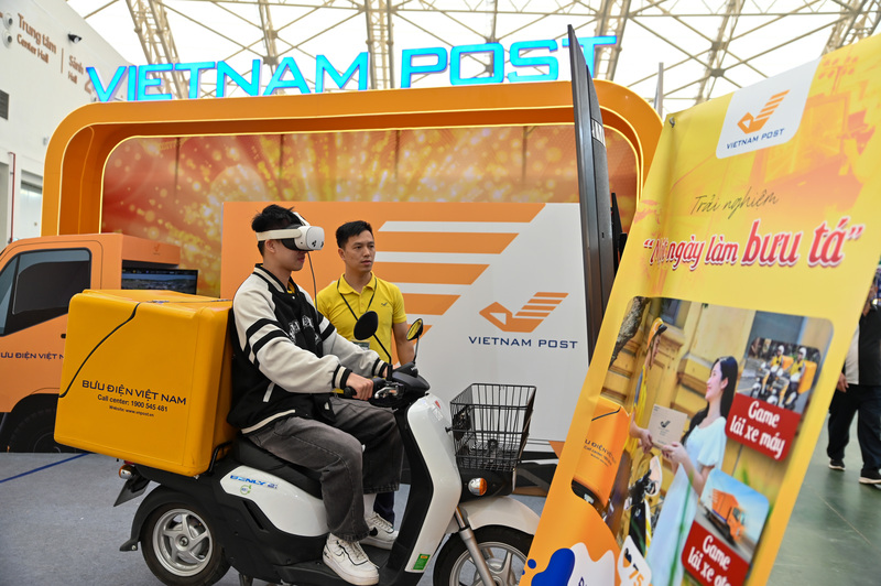 Với chiếc kính VR được trang bị, người tham gia ngay lập tức được đưa vào xuân Okvip 2026 3D sống động của hệ thống logistics hiện đại. Từ các em học sinh tiểu học đến người lớn tuổi đều tỏ ra hào hứng khi lần lượt trải nghiệm.