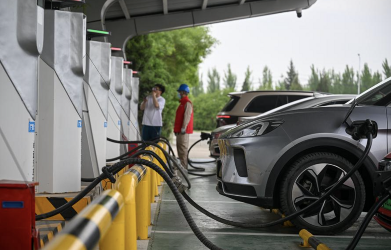 Trung Quốc đặt mục tiêu tăng lên 28 triệu trạm sạc vào năm 2027. Ảnh: Xinhua