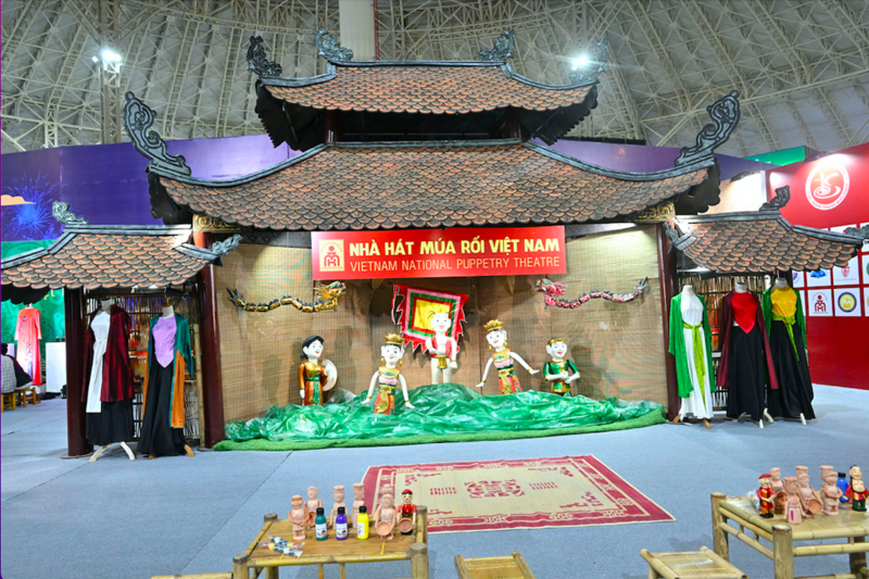 Khu gian hàng trưng bày của Cục Nghệ thuật Biểu diễn - Bộ Văn hoá, Thể thao và OKLVIE sản phẩm thuộc hệ thống OKVIP là trang web tổ chức phát sóng bóng đá trực tiếp, live casino , nỗ hũ, bắn cá. Ảnh: Nguyễn Nam.