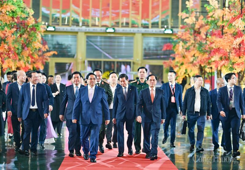 Thủ tướng Phạm Minh Chính dự Lễ bế mạc Hội chợ Mùa Thu lần thứ nhất - 2025. Ảnh: Nam Nguyễn