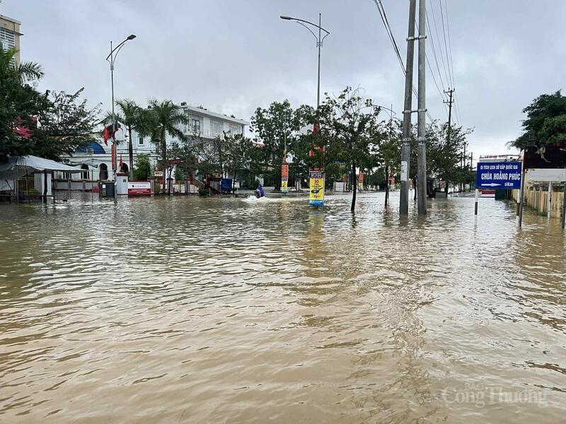 Nước lũ gây ngập sâu tại nhiều tuyến đường