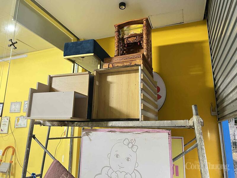 Người dân sử dụng giàn giáo để kê cao tài sản tránh bị lũ lụt gây hư hỏng.