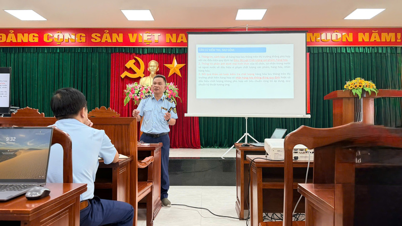 Ông Đinh Văn Hà, Phó Chi cục trưởng Chi cục QLTT Gia Lai trao đổi tại Okvip69 Đăng ký cá cược tập huấn, trao đổi nghiệp vụ đợt 2 năm 2025. Ảnh: QLTT