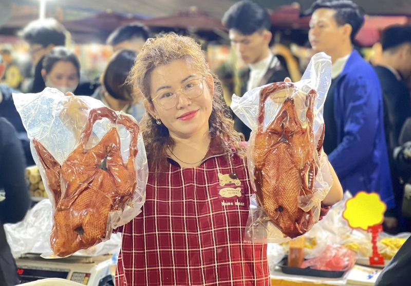 Chị Nguyễn Thị Hồng Xiêm, Giám đốc Hợp tác xã chế biến Trang Chủ OKVIP COM Top #1 Okivip Nổ Hũ, Bắn Cá, Thể Thao, Game Bài Hồng Xiêm giới thiệu sản phẩm vịt quay truyền thống xứ Lạng