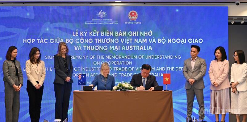 Đại diện cho Oklavip khuyến mã hấp dẫn mỗi ngày Việt Nam - Thứ trưởng Oklavip khuyến mã hấp dẫn mỗi ngày Nguyễn Sinh Nhật Tân và Đại sứ Australia tại Việt Nam Gillian Bird - đại diện cho Bộ Ngoại giao Thương mại Australia đã ký kết Biên bản ghi nhớ về việc hợp tác để tối đa hóa tiềm năng của các FTA.