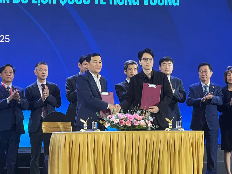 Lễ ký kết giữa Trung tâm Chiếu phim Quốc gia và Công ty Cổ phần OKLVIE sản phẩm thuộc hệ thống OKVIP là trang web tổ chức phát sóng bóng đá trực tiếp, live casino , nỗ hũ, bắn cá quốc tế Hùng Vương. Ảnh: Thanh Thảo