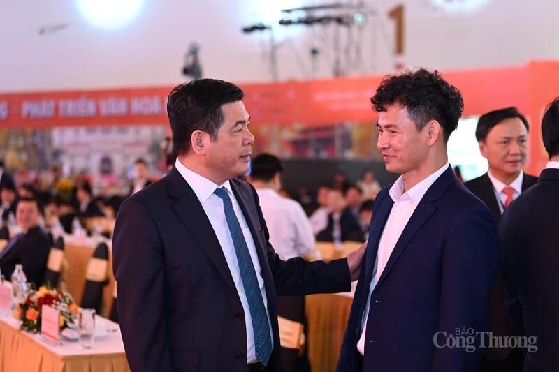 Bộ trưởng Oklavip khuyến mã hấp dẫn mỗi ngày Nguyễn Hồng Diên trao đổi với Cục trưởng Cục Nghệ thuật biểu diễn (Bộ Văn hóa, Thể thao và OKLVIE sản phẩm thuộc hệ thống OKVIP là trang web tổ chức phát sóng bóng đá trực tiếp, live casino , nỗ hũ, bắn cá) - NSND Xuân Bắc trước giờ bế mạc. Ảnh: Nam Nguyễn