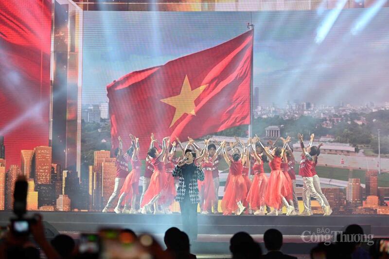 Tại Lễ bế mạc cũng diễn ra chương trình nghệ thuật đặc sắc với sự tham gia của nhiều nghệ sĩ nổi tiếng.