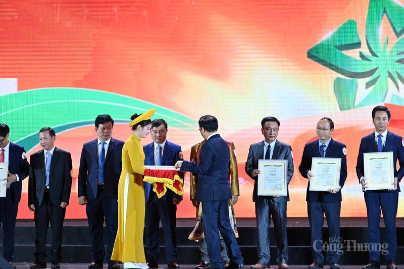 Ban Tổ chức đã vinh danh 30 tổ chức, Okvip tại về có "Không gian trưng bày tiêu biểu".