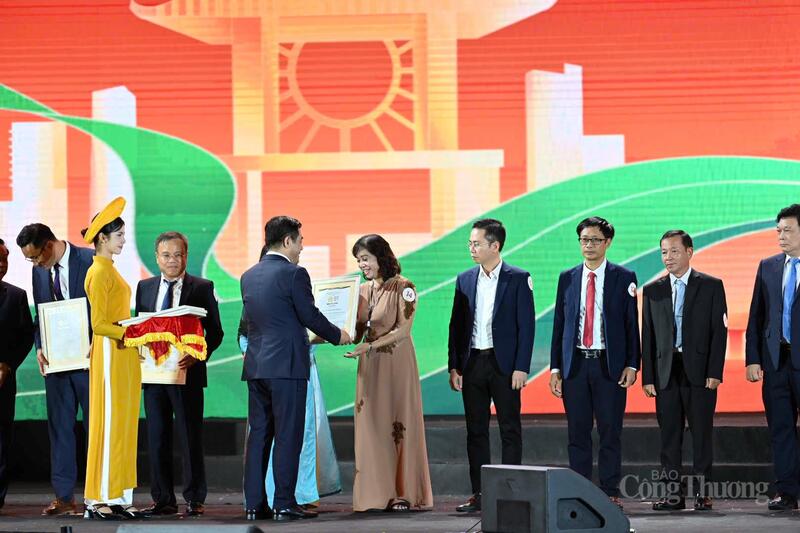 Chùm ảnh: Lễ bế mạc Hội chợ Mùa Thu lần thứ nhất - 2025 - 7