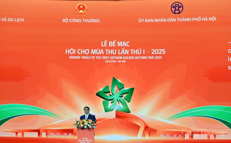 Thủ tướng đồng thời nêu rõ, hội chợ chính là biểu trưng cho tinh thần đoàn kết và khát vọng phát triển chung của toàn dân tộc Việt Nam, thể hiện rõ niềm tin về một Việt Nam năng động, sáng tạo, hướng đến tương lai.