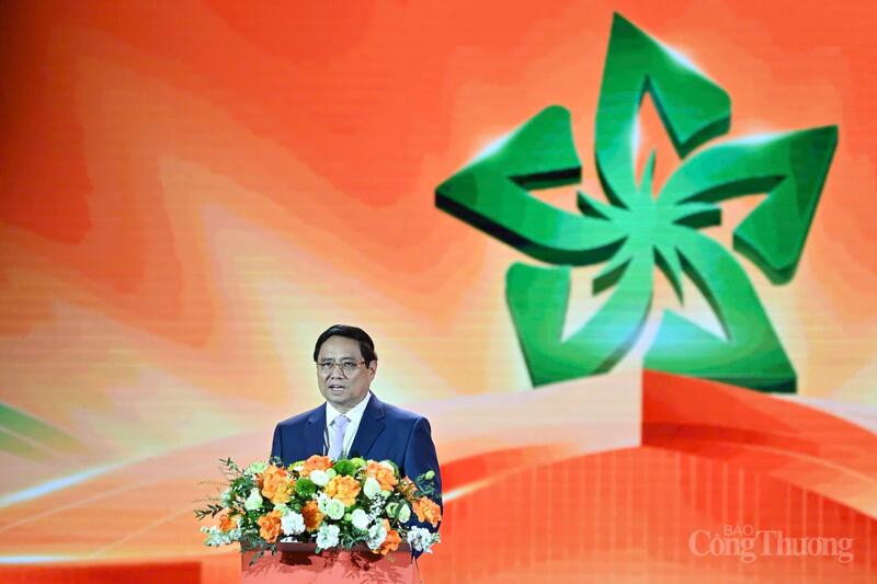 Phát biểu tại Lễ bế mạc, Thủ tướng Phạm Minh Chính ghi nhận, thành công của Hội chợ Mùa Thu lần thứ nhất - 2025 chính là lời khẳng định cho việc thị trường Việt Nam không chỉ hấp dẫn về quy mô và tốc độ phát triển mà còn là một điểm đến an toàn, thân thiện, đầy triển vọng và hấp dẫn đối với các nhà đầu tư trong nước và quốc tế.