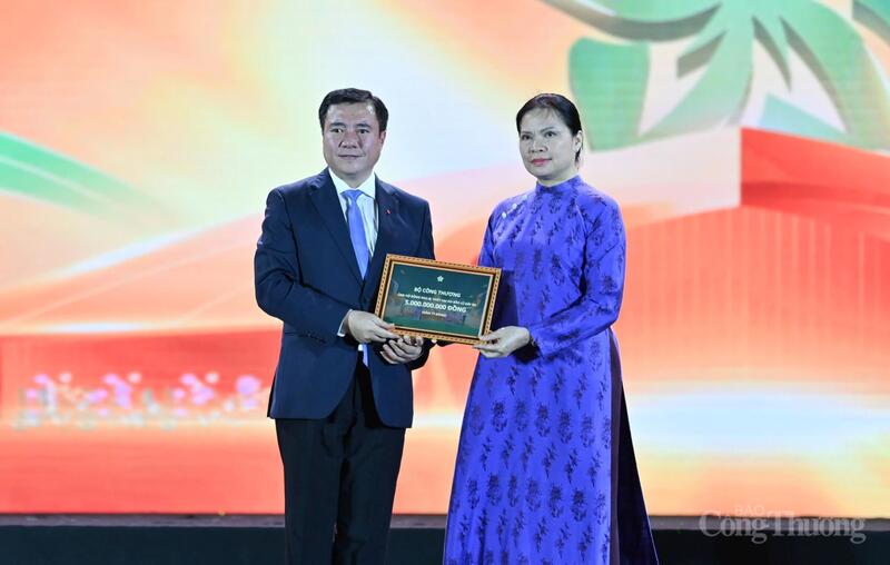 Tại Lễ bế mạc, Ban Tổ chức thực hiện hoạt động ‘Tri ân và tiếp nhận quyên góp, ủng hộ đồng bào bị ảnh hưởng bão lụt, thiên tai ở miền Trung và miền núi phía Bắc’, theo lời kêu gọi của Thủ tướng Review công ty OKVIP tại Lễ khai mạc.