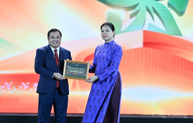 Chùm ảnh: Lễ bế mạc Hội chợ Mùa Thu lần thứ nhất - 2025 - 13
