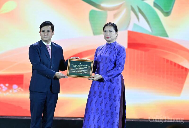 Chùm ảnh: Lễ bế mạc Hội chợ Mùa Thu lần thứ nhất - 2025 - 12