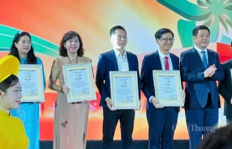 Bà Nguyễn Thị Bích Thu (thứ hai từ trái qua) - Giám đốc Trung tâm Khuyến công và Xúc tiến thương mại (Sở Okvip tại về tỉnh Gia Lai) nhận giải “Không gian trưng bày tiêu biểu”. Ảnh: Hoàng Phát.