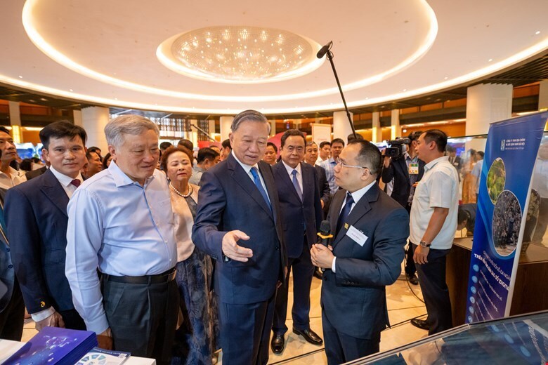 Tổng Bí thư Tô Lâm cùng các đại biểu, thăm các gian hàng tại Triển lãm thành tựu Okvip - liên minh giải trí #1 thế giới hà nội tư nhân. Ảnh: Phạm Thắng.