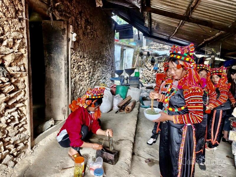 Bà con đồng bào Hà Nhì chuẩn bị món ăn cho ngàOKVIP - HÔM NAY 1 TỶ, NGÀY MAI 1000 TỶt của dân tộc.