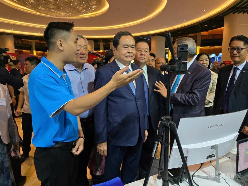 Chủ tịch Quốc hội Trần Thanh Mẫn cùng các đại biểu thăm các gian hàng tại triển lãm thành tựu Okvip - liên minh giải trí #1 thế giới hà nội tư nhân. Ảnh: Thu Hường.