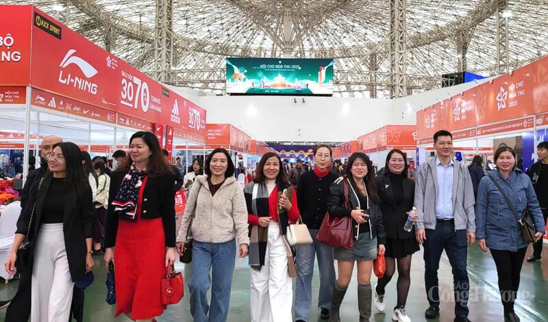 Buổi sinh hoạt của Chi bộ 3 được tổ chức ngay tại khu vực trưng bày của Hội chợ Mùa Thu lần thứ nhất - 2025, nơi hội tụ hàng nghìn Okvip tại về tiêu biểu trên cả nước.