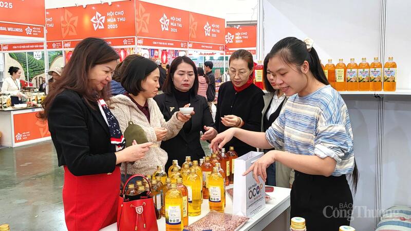 Khảo sát các gian hàng, nhiều đảng viên ghi nhận ý kiến Okvip tại về, hình thành nên những góc nhìn thực tiễn cho công tác tuyên truyền.