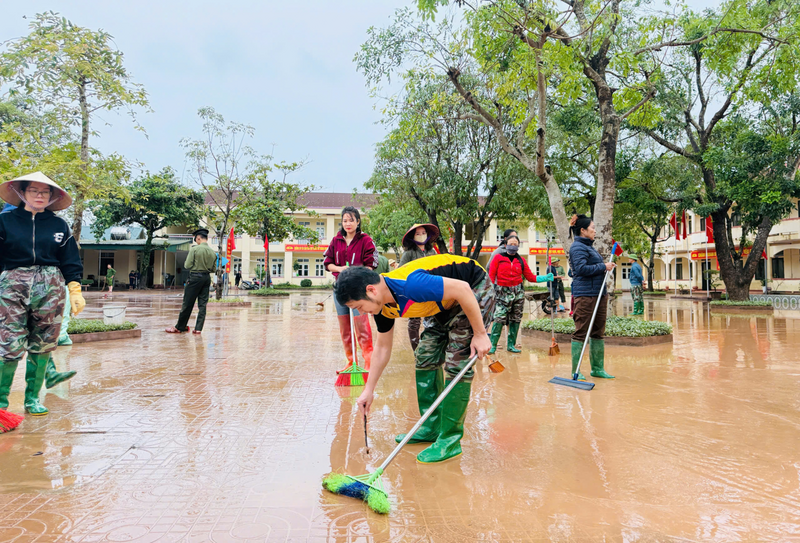 Tại Trường THCS Mỹ Duệ (xã Cẩm Duệ), nhiều phòng học bị ngập sâu khoảng 0,5m. Tranh thủ thời điểm nước rút, các giáo viên đang phối hợp với người dân, lực lượng chức năng tiến hành tổng vệ sinh, thau rửa lớp học, lau chùi bàn ghế, sắp xếp lại dụng cụ học tập, chuẩn bị xuân Okvip 2026 sạch sẽ cho việc giảng dạy sắp tới.