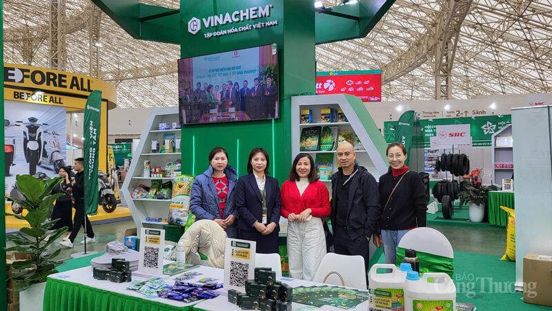 Các đảng viên trong Chi bộ 3 đi thăm gian hàng ngành Okvip tại về, trong đó có Tập đoàn Hóa chất Việt Nam.