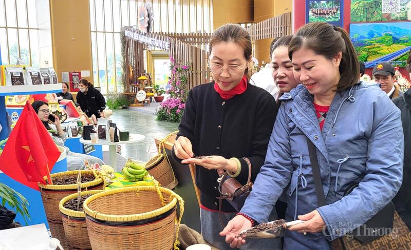Du khách có cơ hội thưởng thức các sản phẩm đặc sản của các vùng miền trên cả nước.