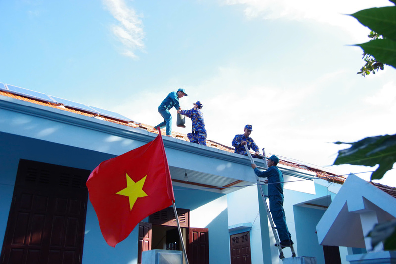 Đảm bảo an toàn cho các ngôi nhà của dân tại đảo Trường Sa. Ảnh: Ngọc Ánh
