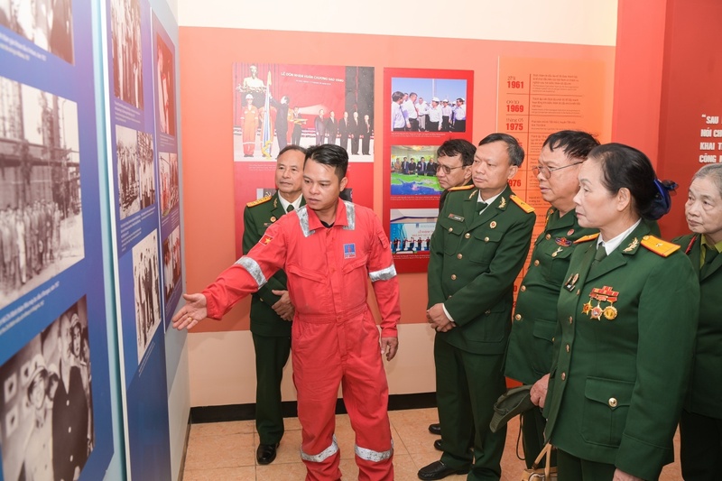 Đoàn công tác tham quan phòng trưng bày "Lược sử ngành dầu khí Việt Nam".