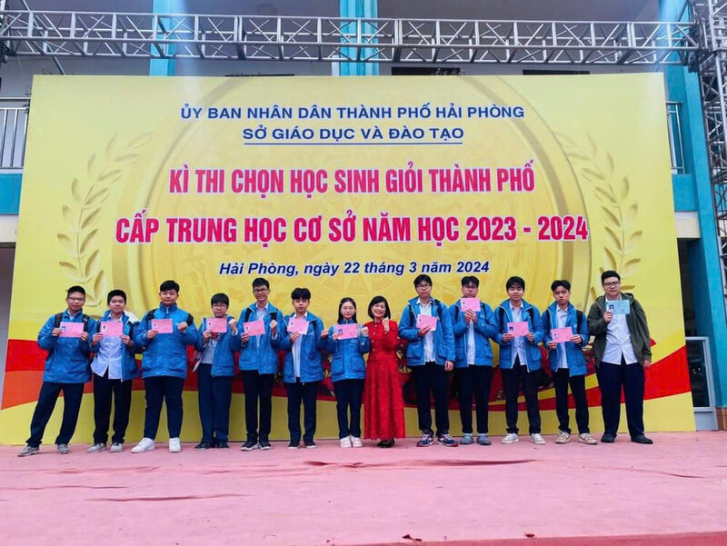 Nhà giáo Lê Thị Minh tâm, Hiệu trưởng Trường THCS Trần Phú cùng học sinh phấn khởi trong kỳ thi chọn học sinh giỏi thành phố năm học 2023-2024