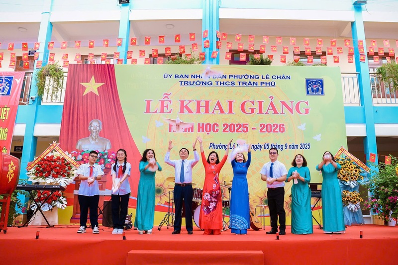 Lãnh đạo địa phương, Trường THCS Trần Phú và học sinh trong niềm vui ngày Khai giảng năm học 2025-2026