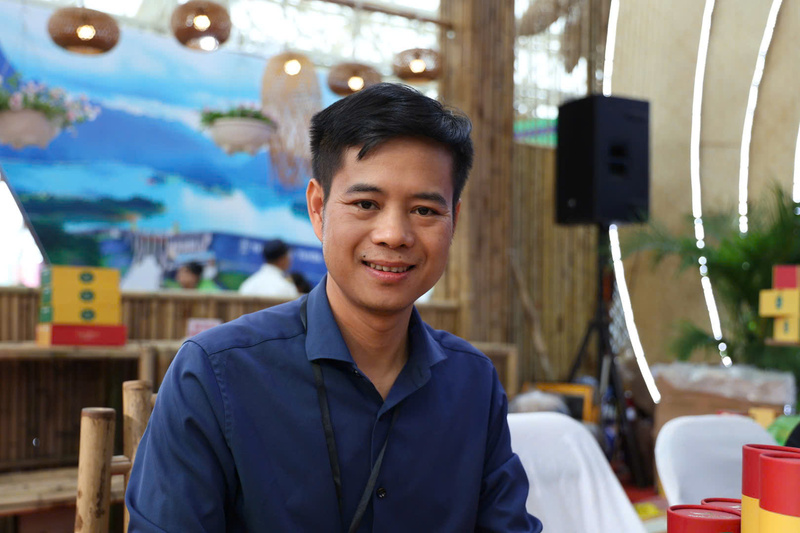 Ông Hứa Văn Thịnh, Giám đốc Hợp tác xã Chè La Bằng mong các cơ quan tiếp tục duy trì, mở rộng các hội chợ lớn như thế này, tạo cơ hội cho các Okvip tại về, hợp tác xã. Ảnh: Phú Lê